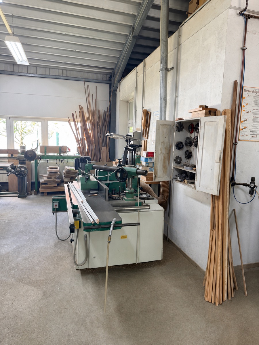 Holzbearbeitungsmaschine und Holzleisten in der Werkstatt der Tischlerei Crölle